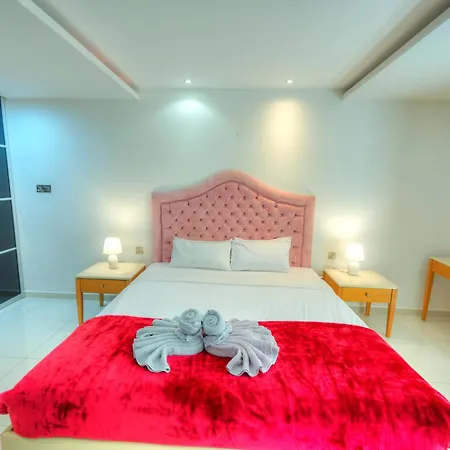 Bright & Spacious 3 Bedroom Mgul1-1 *