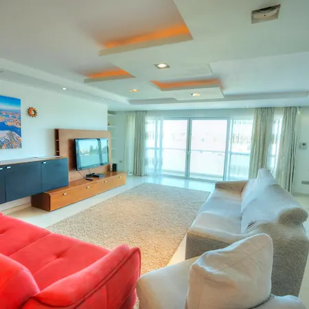 Bright & Spacious 3 Bedroom Mgul1-1 Apartment