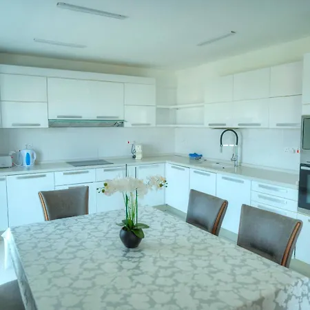 Bright & Spacious 3 Bedroom Mgul1-1