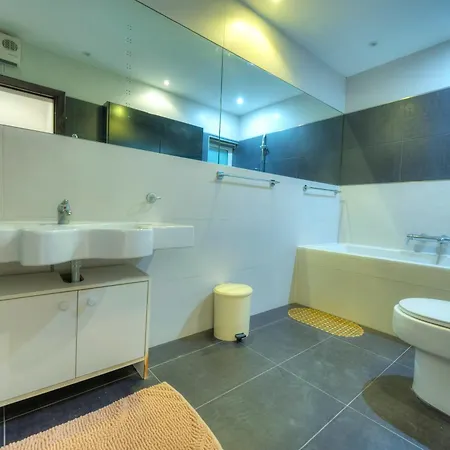 Bright & Spacious 3 Bedroom Mgul1-1 Apartment
